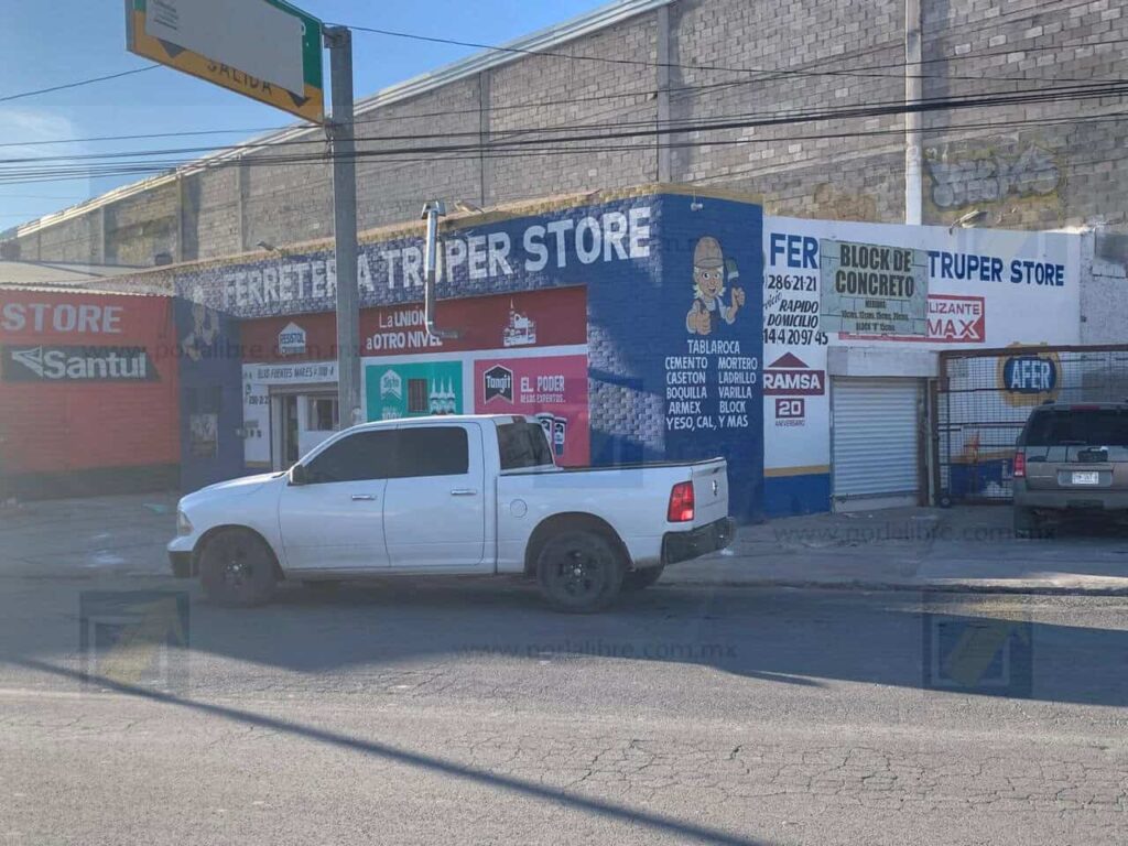 Roban ferretería en el Fuentes Mares; se llevan dinero y equipo