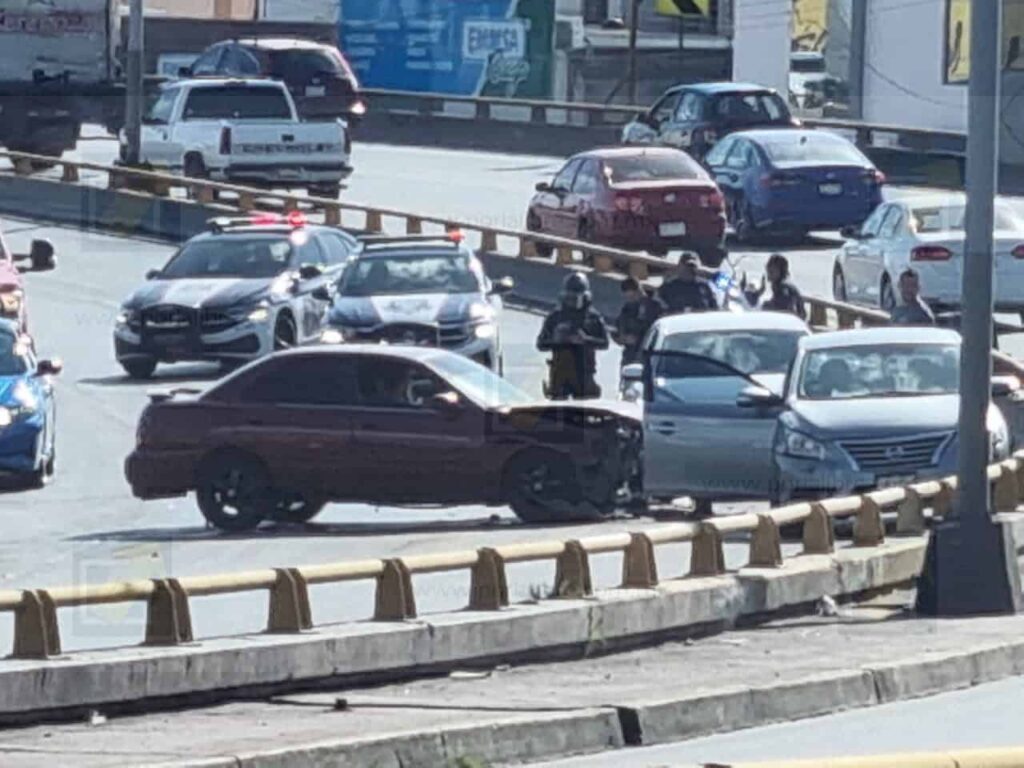 Choque múltiple en Juventud y Egipto deja tres vehículos afectados y caos vial