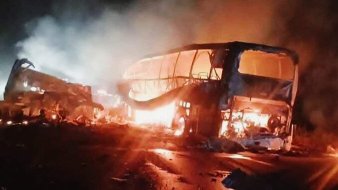 Choque entre autobús y tráiler en Tabasco deja más de 40 muertos