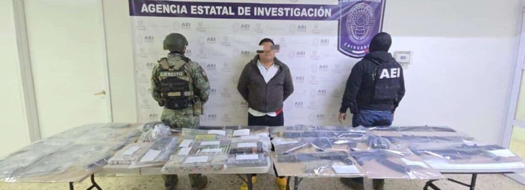 Capturan AEI y Ejército, a sujeto con casi 2 mil cartuchos, 9 armas largas y 32 cargadores, en la colonia CDP