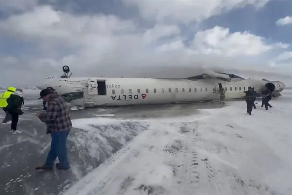 Avión de Delta Airlines sufre incidente en Toronto; 18 personas resultan heridas