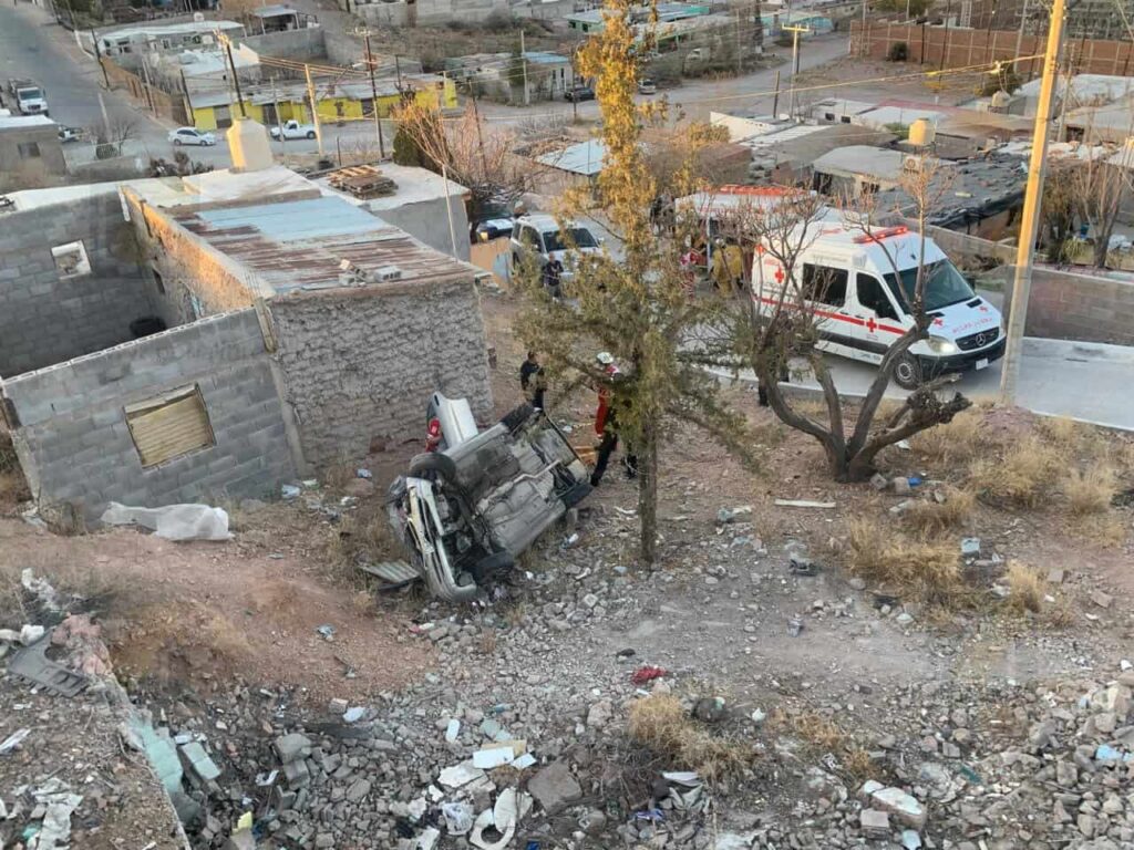 Mujer atrapada tras volcadura en barranco en la Prolongación 20 de Noviembre