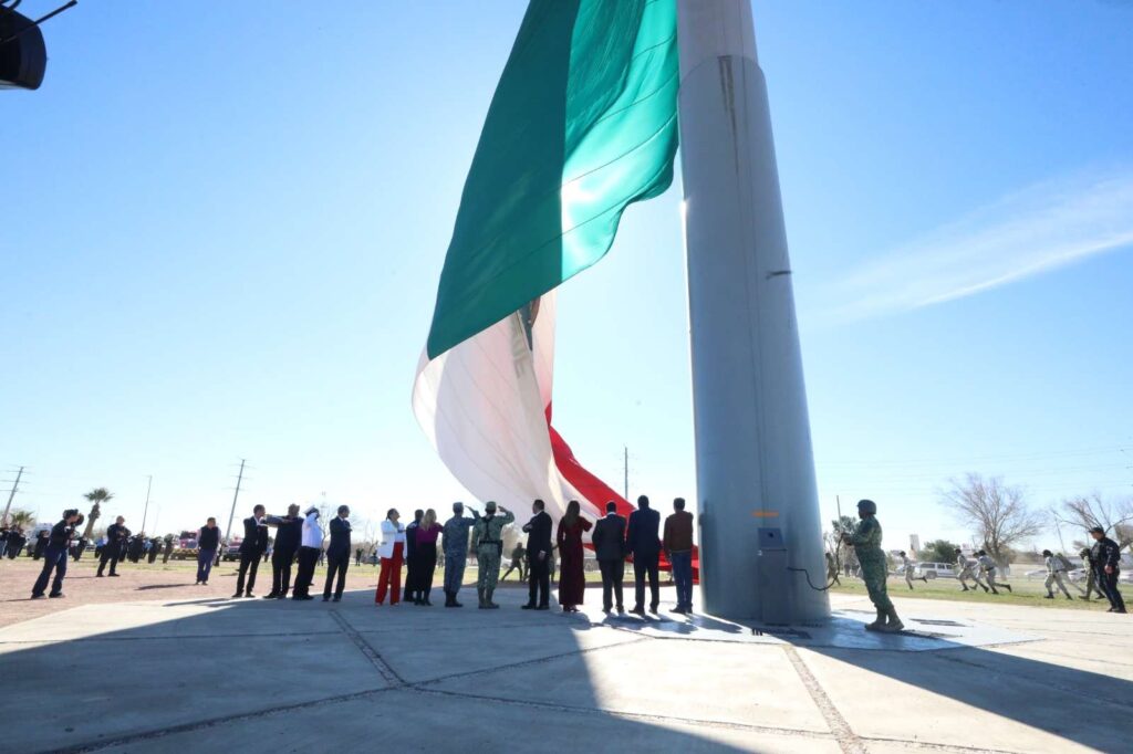 Abanderan instituciones en conmemoración del Día de la Bandera