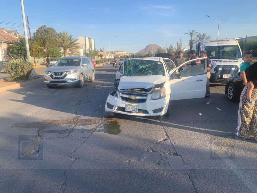 Cuatro lesionados y cuantiosos daños tras choque frontal en la colonia Industrial