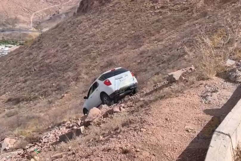 Rescatan camioneta que desbarrancó del mirador del Cerro El Coronel
