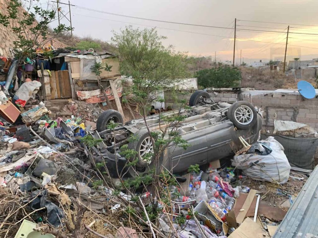 Conductora pierde el control y cae en barranco de la colonia Popular