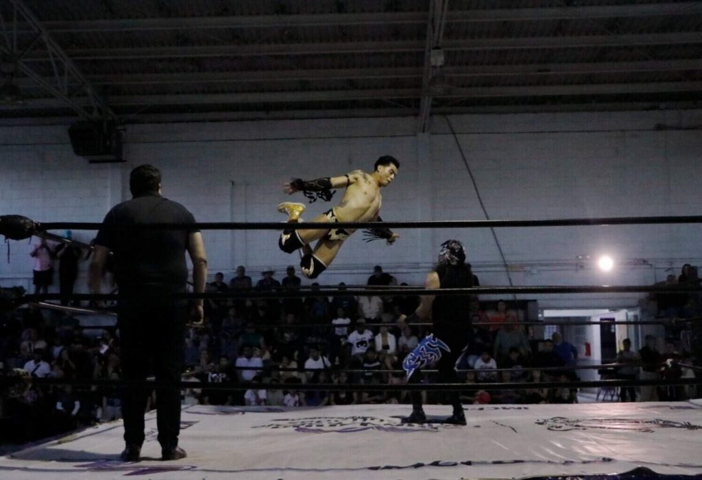 Debutan nuevos talentos de la Escuela de Lucha Libre en Chihuahua