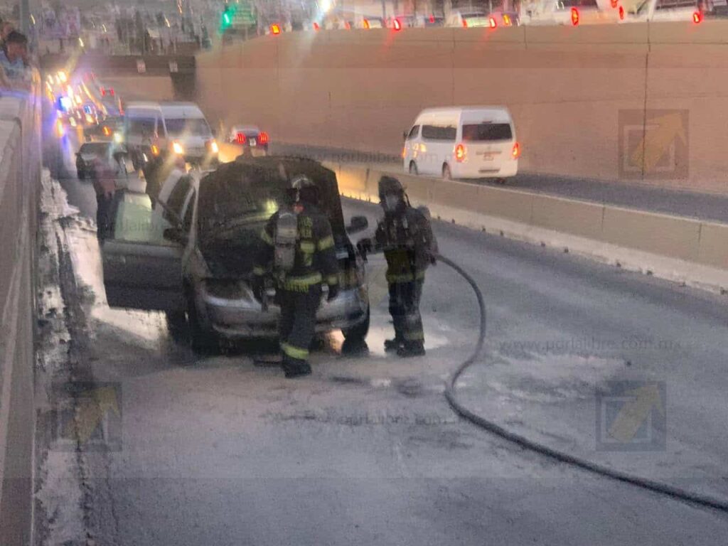 Se incendia Van en carriles centrales del periférico de la Juventud; caos vial