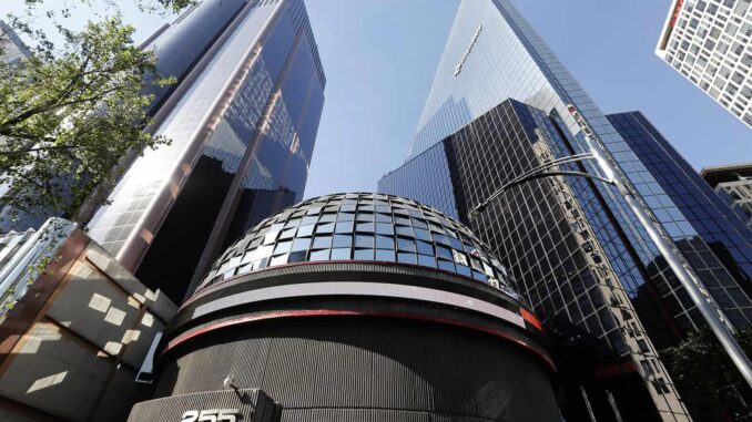 Bolsa de México cae 1.88%, contrario al alza en índices en EE.UU. tras comentarios de Trump