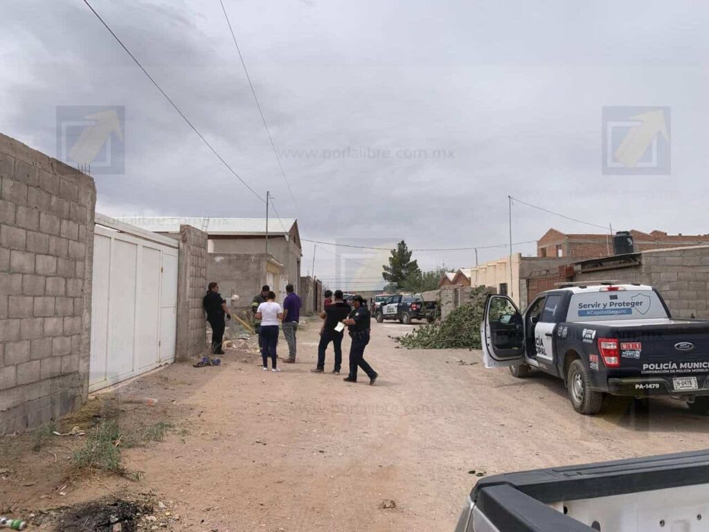 Se queman tres vehículos en patio trasero de una casa en Granjas Cerro Grande