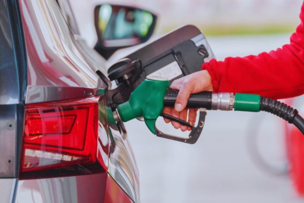 El Gobierno de México y empresarios acuerdan un tope de 28 pesos por litro para el diésel