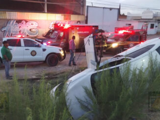 Conductora cae a zanja tras maniobra para evitar choque