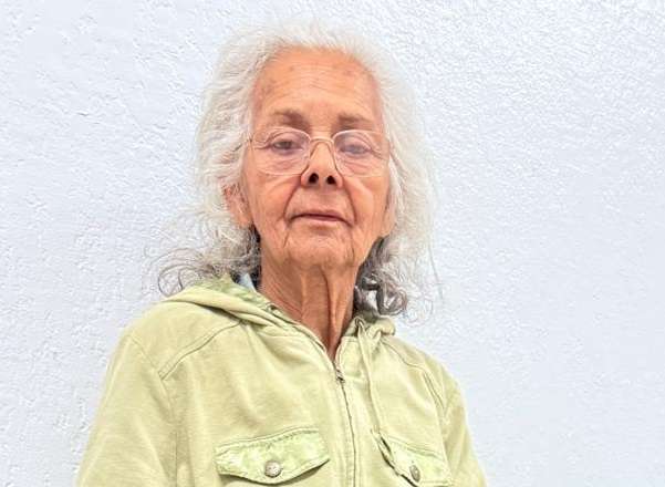 Piden apoyo para encontrar a la familia de mujer extraviada