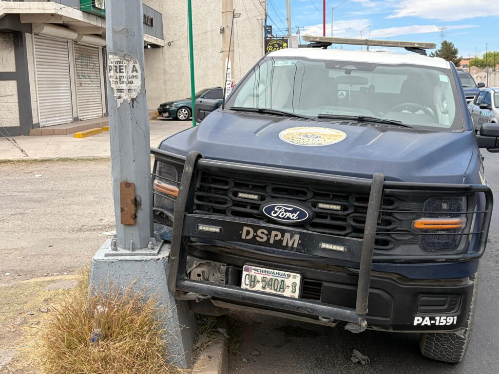 Patrulla municipal choca contra poste en Chihuahua 2000 y bloquea carril