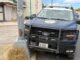 Patrulla municipal choca contra poste en Chihuahua 2000 y bloquea carril
