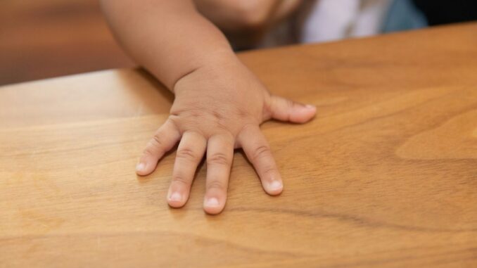 Niño de 5 años muere tras caer de cuarto piso; su mamá estaba en un bar