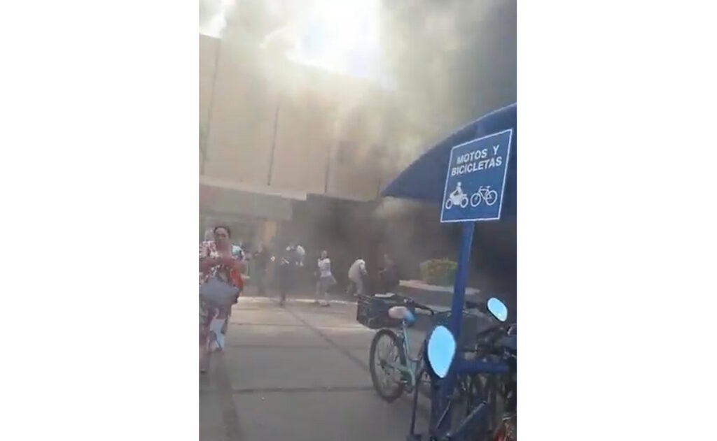 Fuerte incendio en plaza de Los Mochis deja al menos 10 muertos