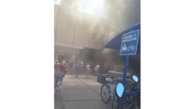 Fuerte incendio en plaza de Los Mochis deja al menos 10 muertos