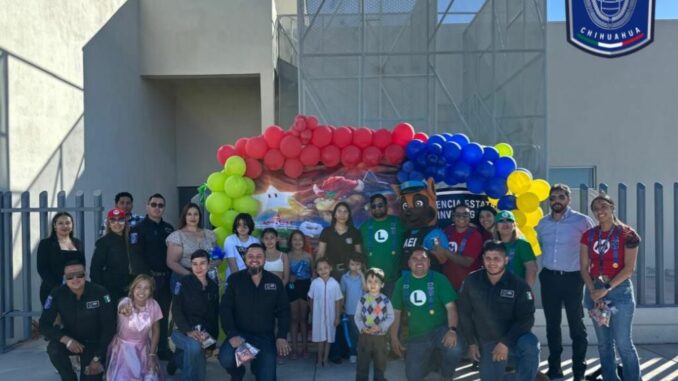 Festeja FGE Noroeste a niños y niñas del personal en el edificio de la dependencia