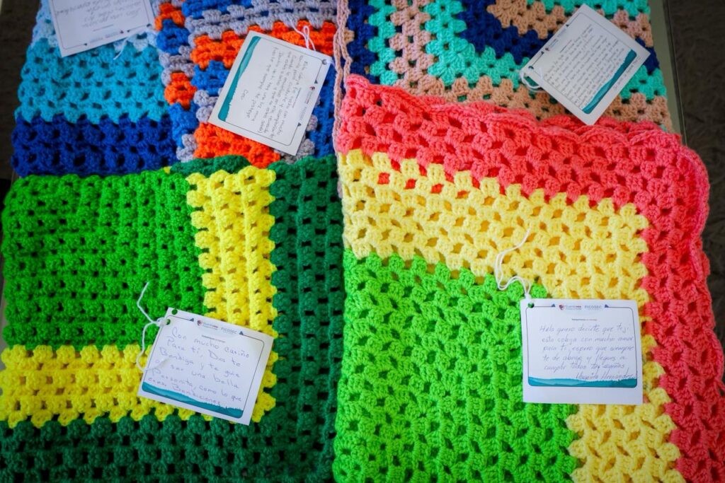 Tejen abuelitos del DIF Municipal cobijas de apoyo para niños en proceso de recuperación