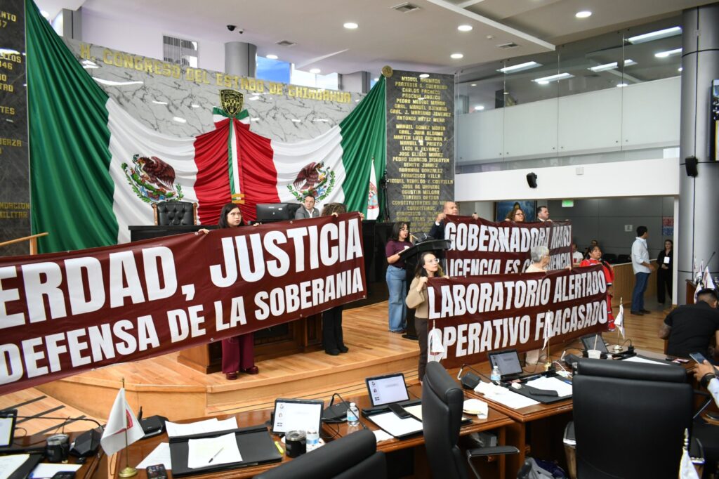 Morena irrumpe en el Congreso con lonas; exige informe del narcolaboratorio