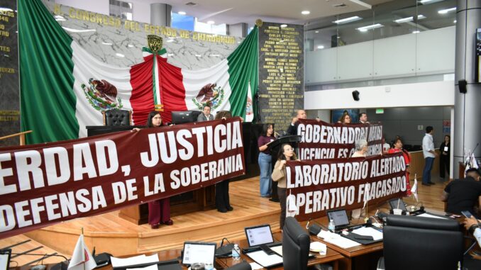Morena irrumpe en el Congreso con lonas; exige informe del narcolaboratorio