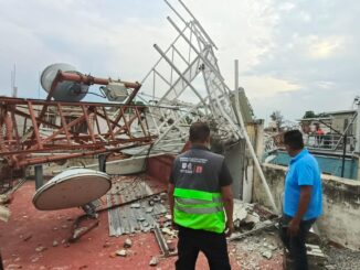 Cae antena de radiocomunicación sobre viviendas en la Gustavo A. Madero, CDMX