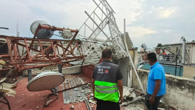 Cae antena de radiocomunicación sobre viviendas en la Gustavo A. Madero, CDMX