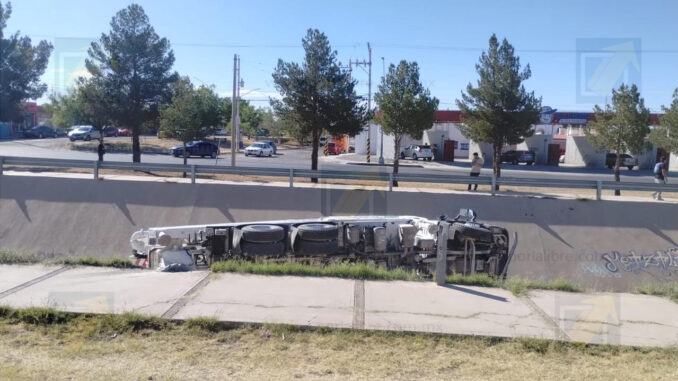 Camión revolvedor de cemento termina volcado dentro de canal en la vialidad Los Nogales