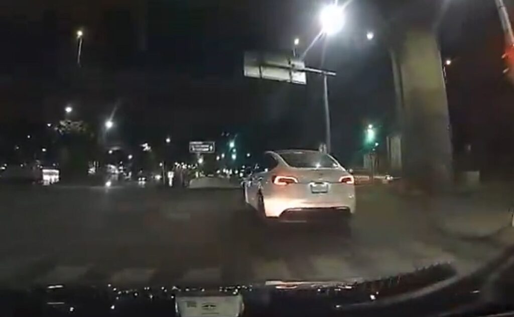 Motociclista muere tras chocar contra Tesla; se pasó el semáforo
