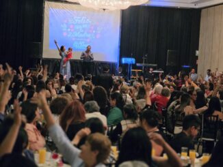 Festeja Alan Falomir a más de 800 mamás por su día