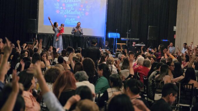 Festeja Alan Falomir a más de 800 mamás por su día