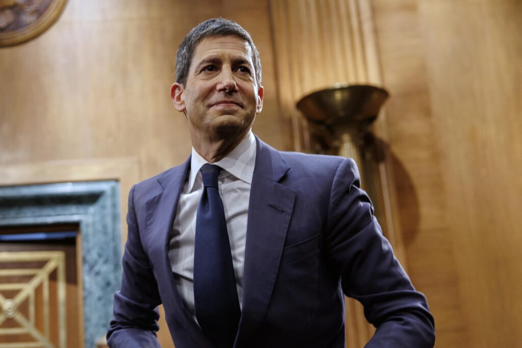 Senado de EE.UU. aprueba al candidato de Trump, Kevin Warsh, como nuevo presidente de la Fed