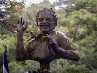 Develan una escultura de Gabriel García Márquez en Venezuela para honrar su legado