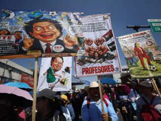 Miles de maestros marchan para exigir mejoras salariales en el Día del Maestro