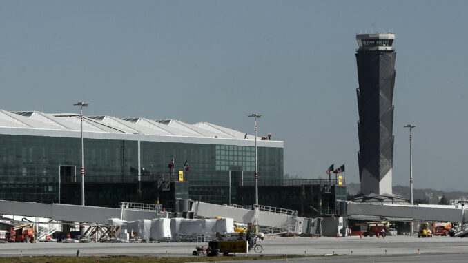 EE.UU. acuerda con México medidas para fortalecer el transporte aéreo entre ambos países