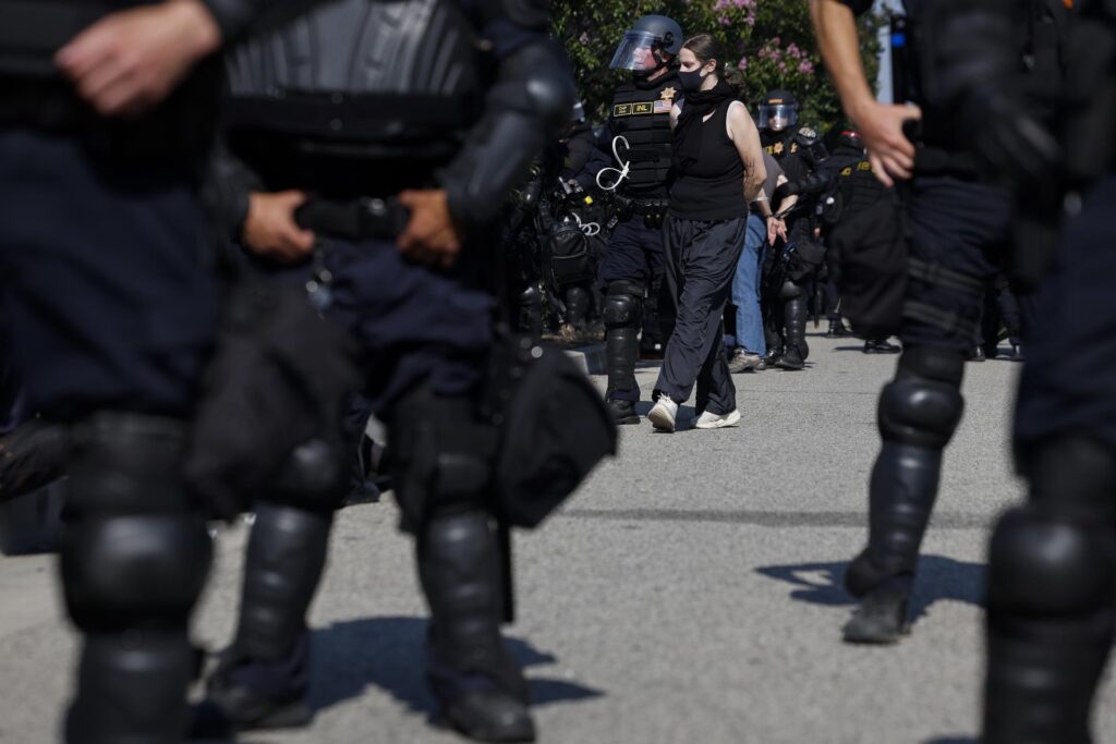 Un juez de EE.UU. bloquea los arrestos de ICE en tribunales de inmigración de Nueva York