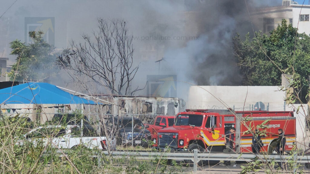 Fuerte incendio consume traila y alcanza almacén de madera en lote de autos de la colonia Campesina