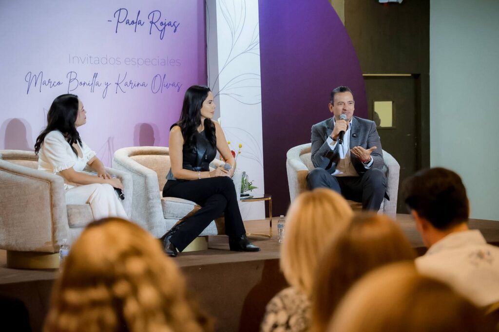 Arropan más de 500 mujeres juarenses a Marco Bonilla y Karina Olivas en encuentro con Paola Rojas