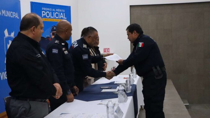 Entregan estímulos a 60 policías por desempeño y servicio