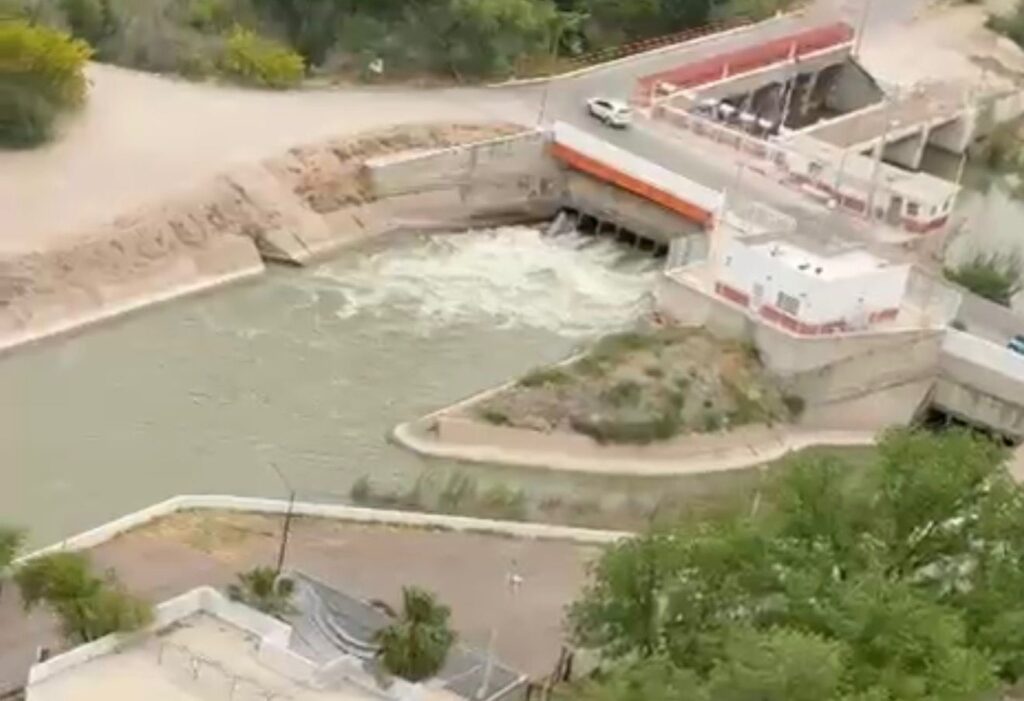 Realizan operativo aire-tierra en busca de adolescente arrastrado por el Río Conchos