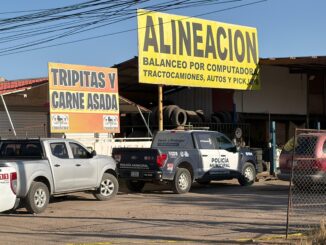 Incendio consume taller; 2 vehículos yonke calcinados