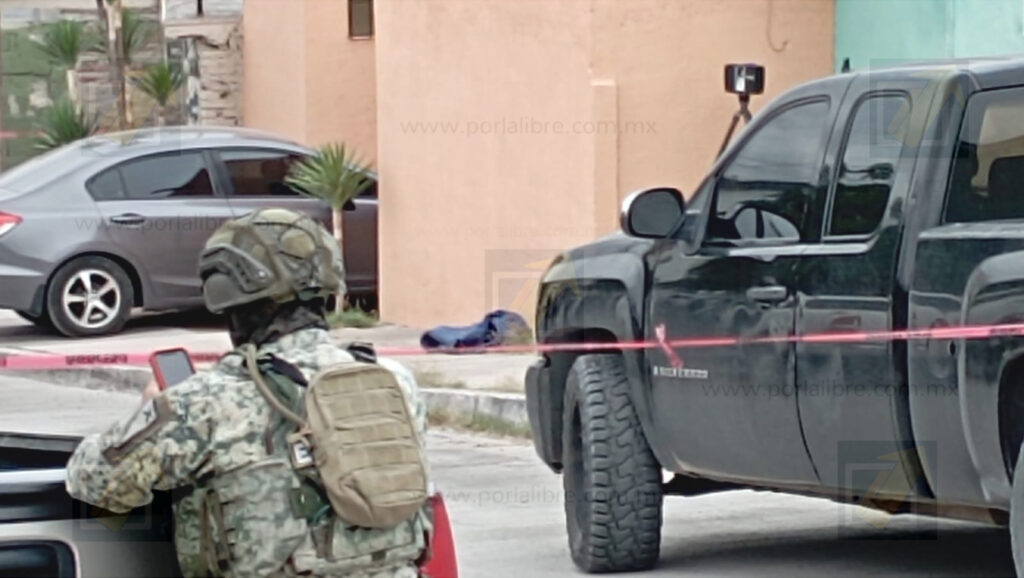 Localizan a hombre sin vida en banqueta de la colonia Cerro de la Cruz