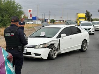 Choque lateral paraliza carriles en la vialidad Sacramento