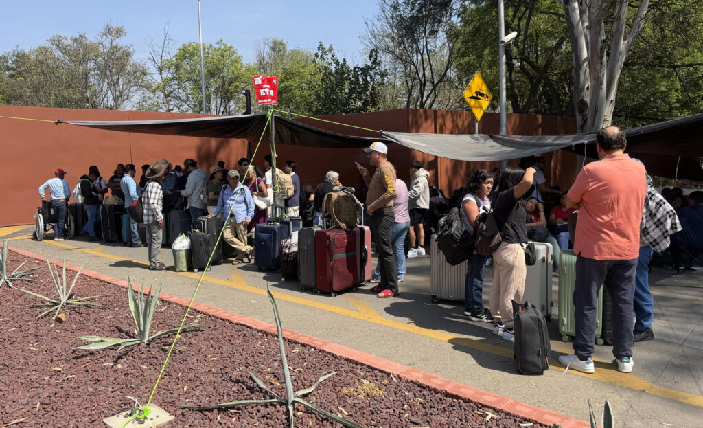 CNTE intensifica sus protestas con la toma del aeropuerto de Oaxaca