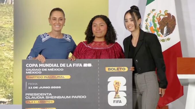 Sheinbaum entrega su boleto para la inauguración del Mundial 2026 a joven de Veracruz