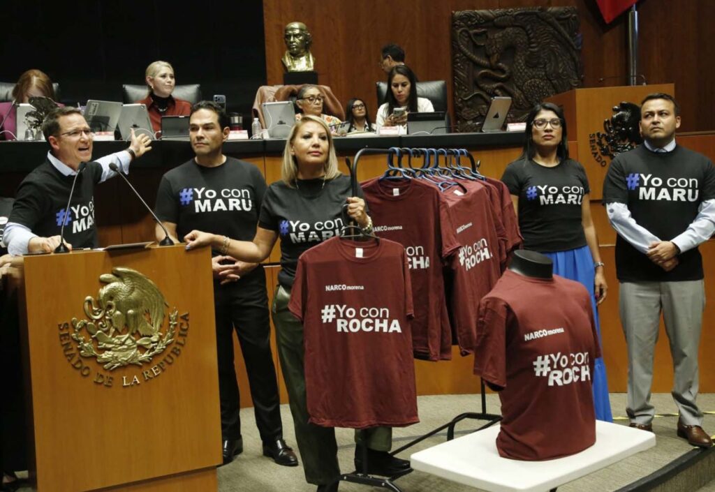 Invitan a senadores de Morena a ponerse la playera “#Yo con Rocha”; nadie se la quiso poner