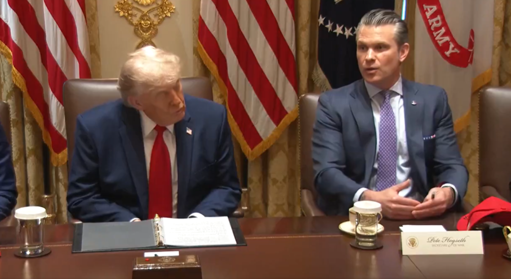 «Vamos a la guerra contra los cárteles», informa Hegseth ante Trump