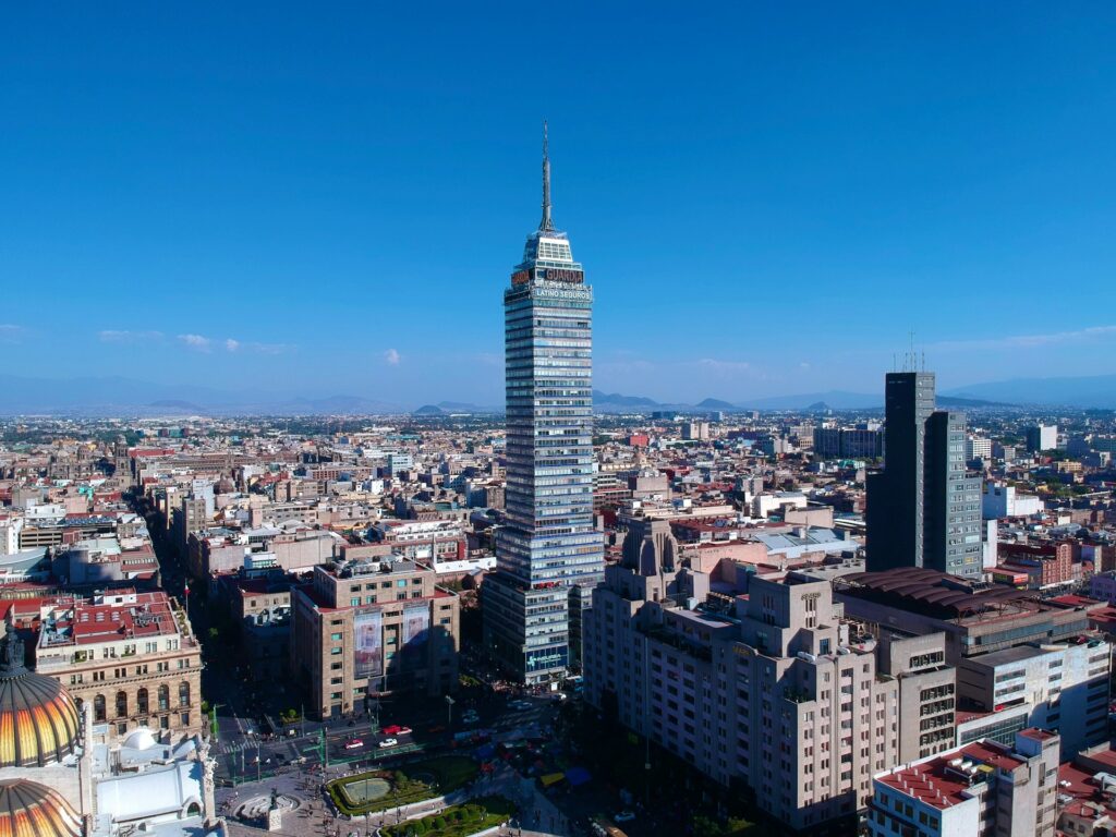 Rescatan a 9 personas que se quedaron atrapadas en elevador de la Torre Latinoamericana