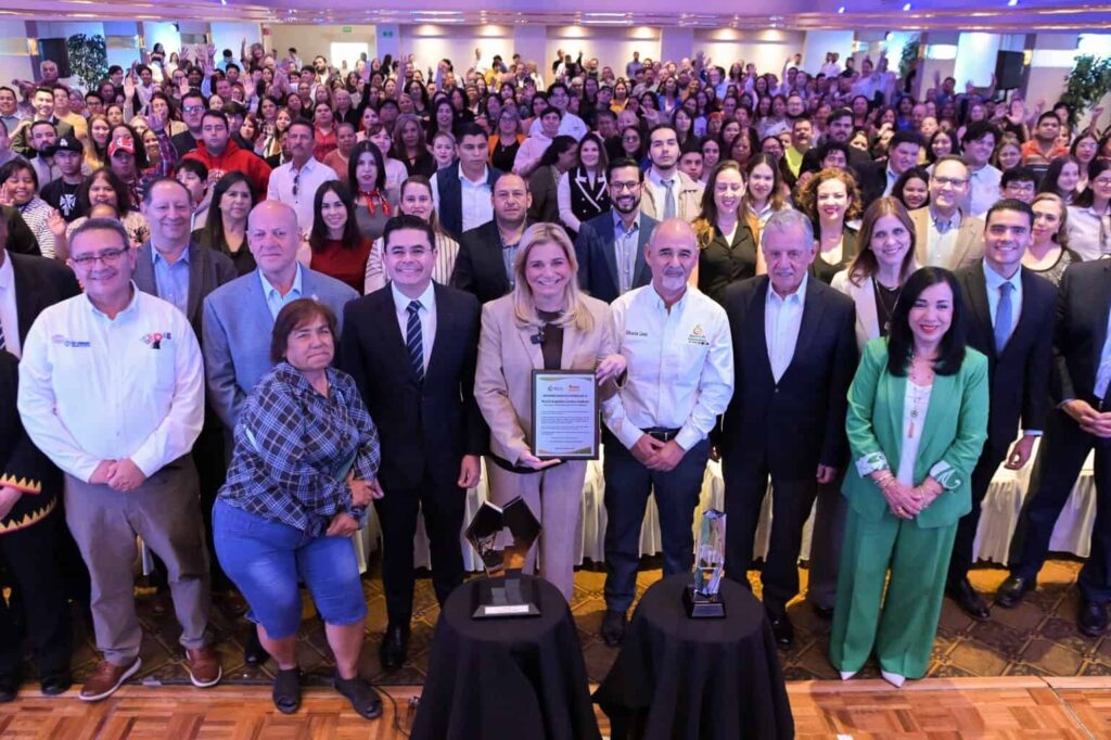 Sociedad civil reconoce a Maru Campos por NutriChihuahua